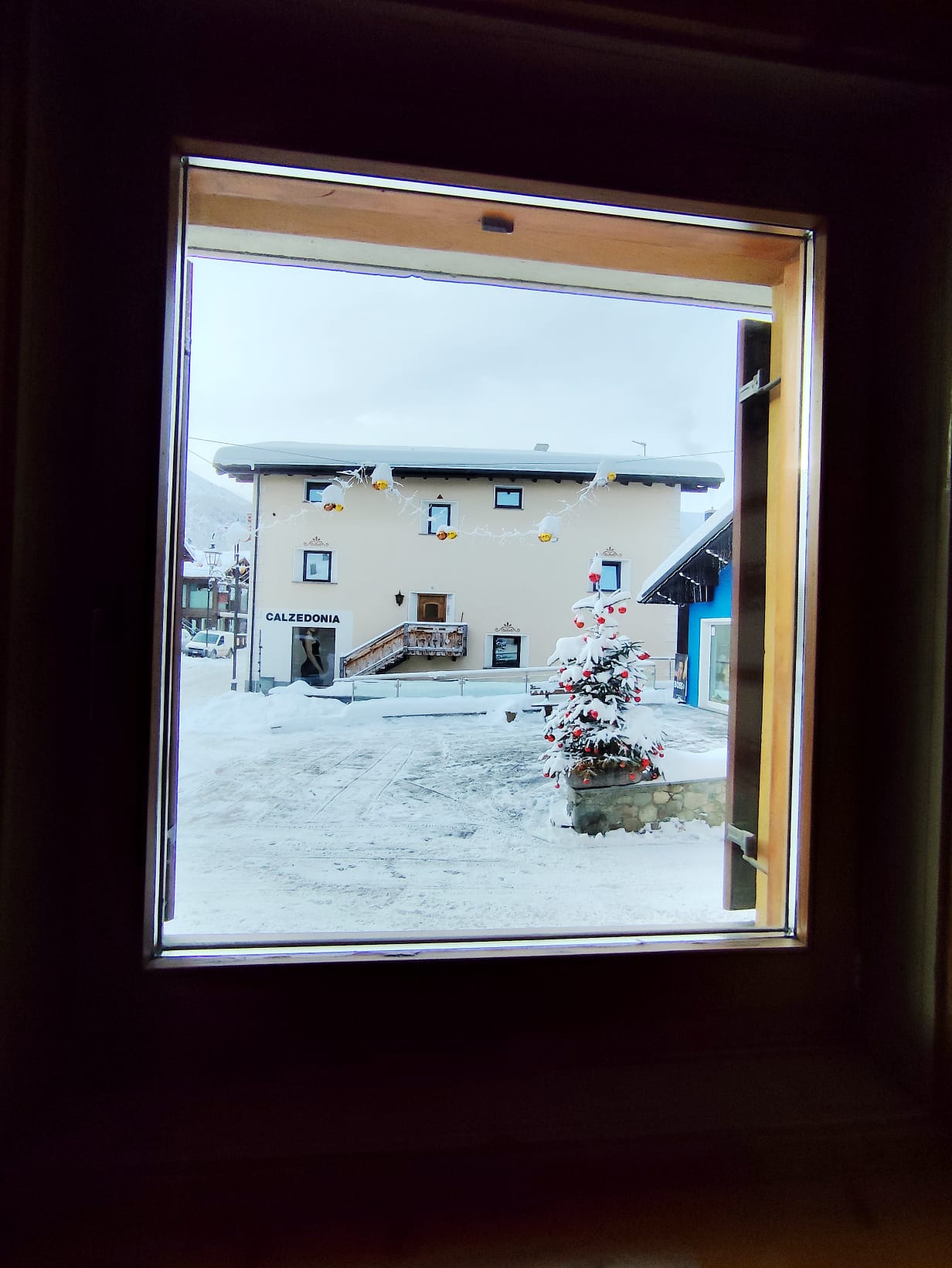 Vista da una finestra dell'appartamento